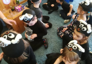 Dzieci sprawdzają zapach nasion czarnuszki.